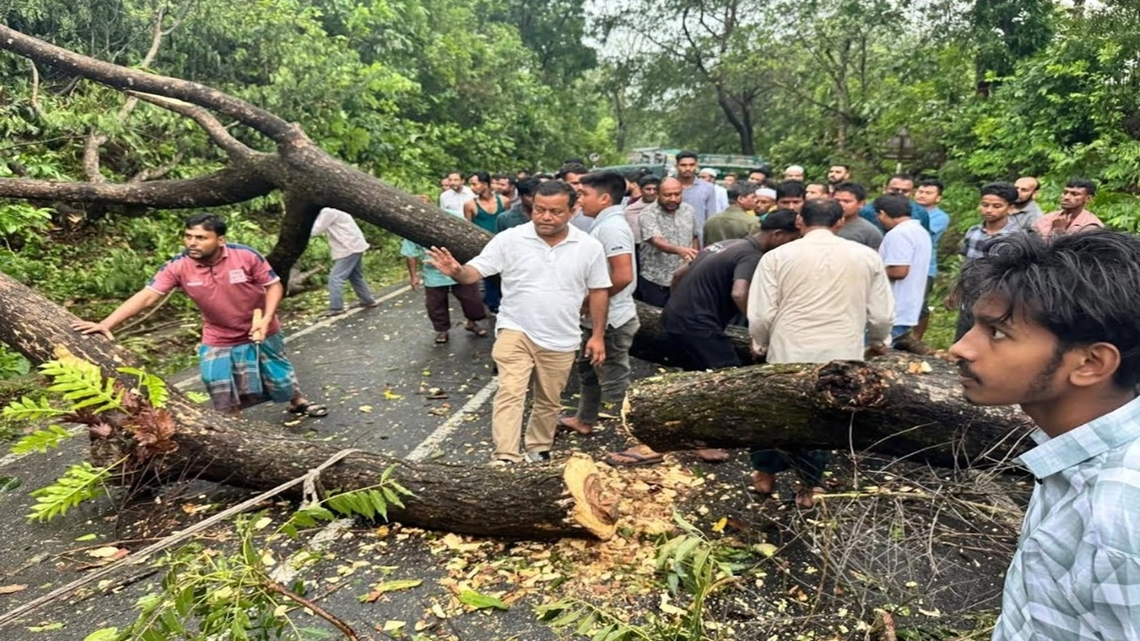 খাগড়াছড়িতে কালবৈশাখীর তান্ডব; সড়ক যোগাযোগ বন্ধ
