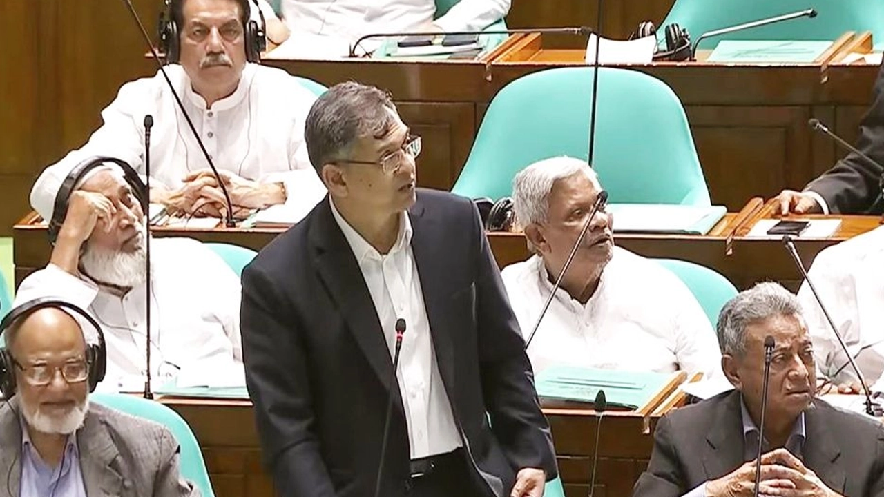 জাতীয় সংসদে বক্তব্য রাখছেন স্বরাষ্ট্রমন্ত্রী সালাউদ্দিন আহমদ