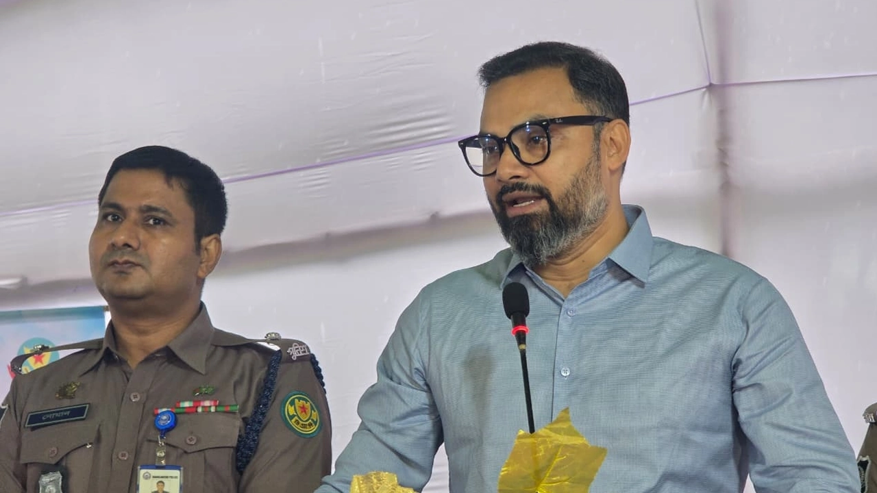 রাজধানীর রূপনগর আরামবাগ মাঠে বক্তব্য রাখছেন যুব ও ক্রীড়া প্রতিমন্ত্রী আমিনুল হক