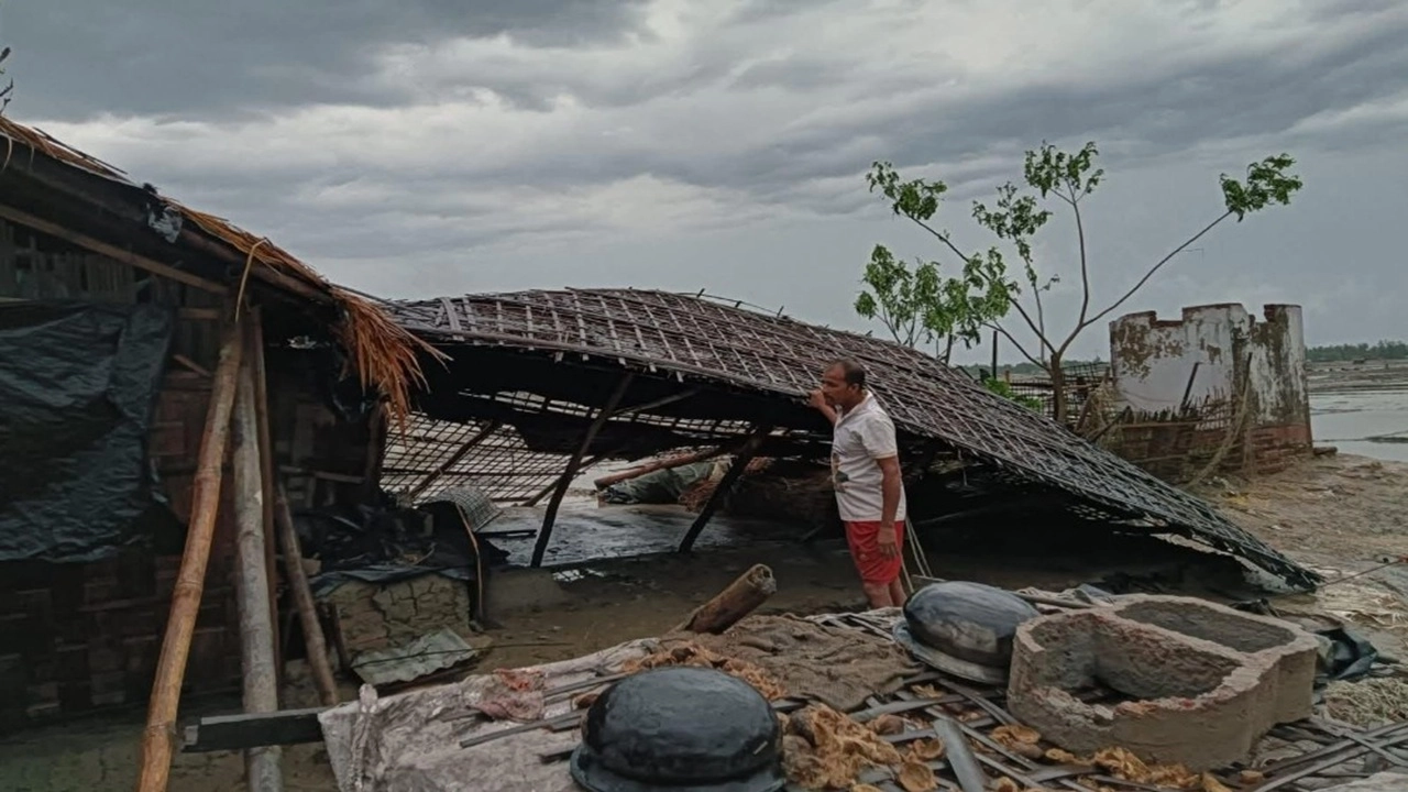 হঠাৎ কালবৈশাখী ঝড়ে পেকুয়ায় ব্যাপক তান্ডবে ৪০টির বেশি ঘরবাড়ি বিধ্বস্ত