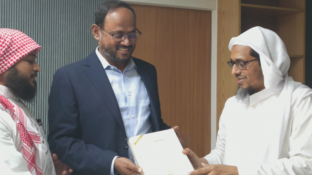 প্রতিমন্ত্রী টুকুকে পবিত্র কুরআন উপহার দিলেন মুফতি হারুন ইজহার