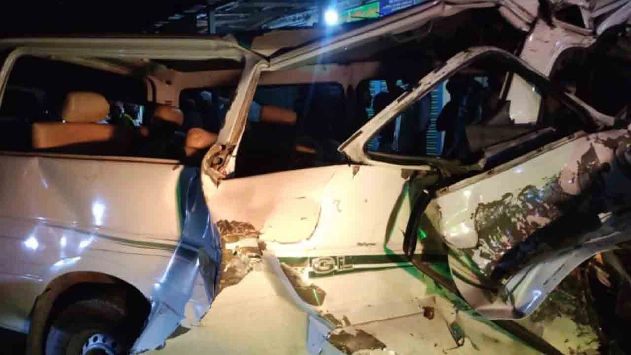 দুর্ঘটনার পর দুমড়ে-মুচড়ে যাওয়া মাইক্রোবাস