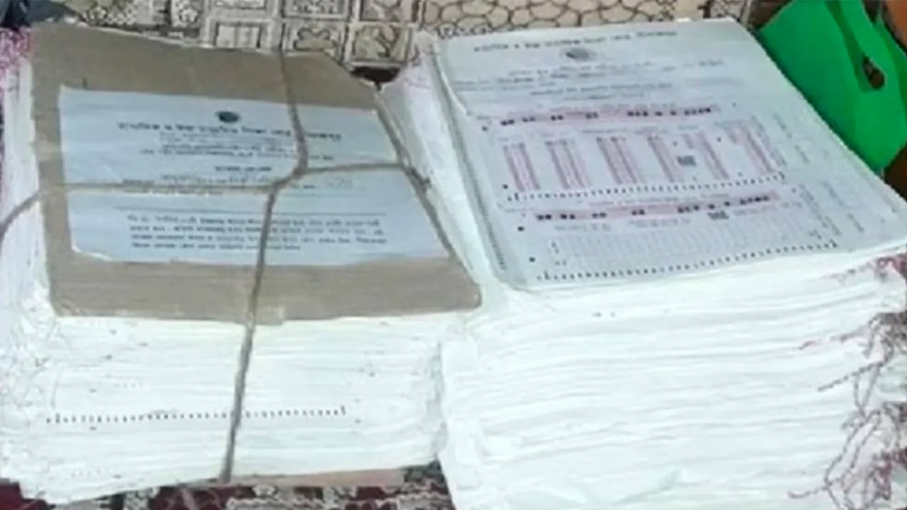 এসএসসি পরীক্ষার খাতা পড়েছিল রাস্তায়