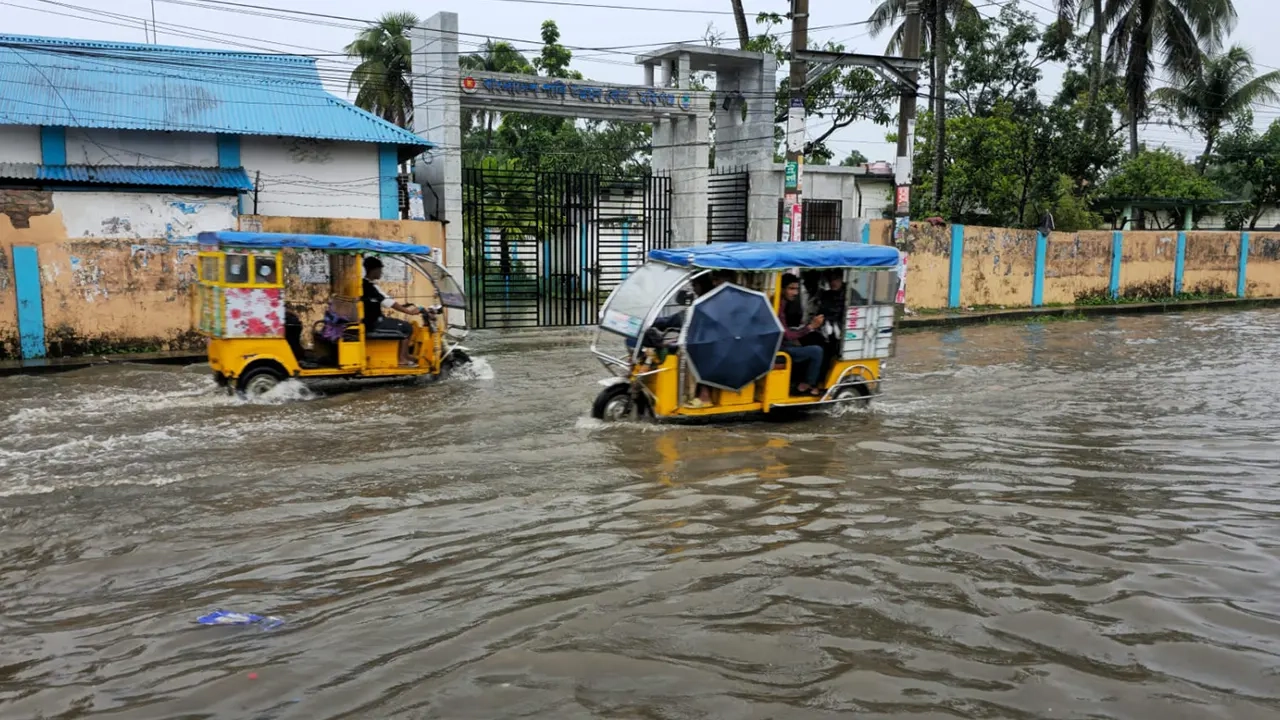 টানা বৃষ্টিতে হবিগঞ্জের রাস্তায় জলাবদ্ধতার চিত্র