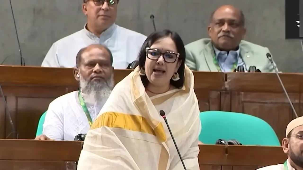 জাতীয় সংসদে বক্তব্য রাখছেন ব্রাহ্মণবাড়িয়া-২ আসনের এমপি ব্যারিস্টার রুমিন ফারহানা