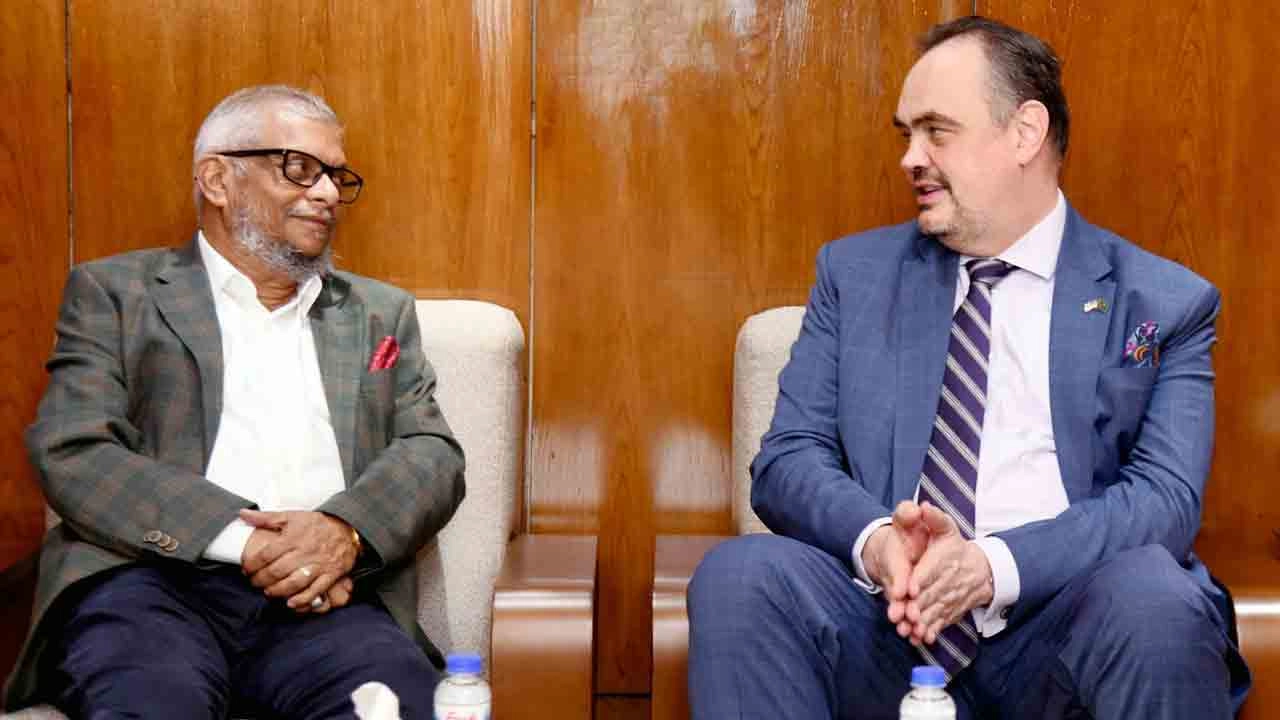 শ্রম ও কর্মসংস্থান মন্ত্রী আরিফুল হক চৌধুরীর সাথে আজ ঢাকায় মন্ত্রণালয়ে তাঁর অফিসকক্ষে বাংলাদেশে যুক্তরাষ্ট্রের রাষ্ট্রদূত ব্রেন্ট ক্রিস্টেনসেন সাক্ষাৎ করেন