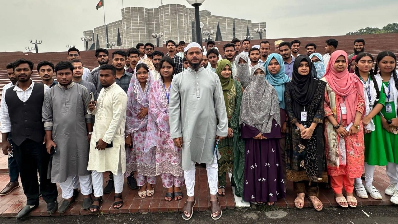 অর্ধশতাধিক শিক্ষার্থী নিয়ে সংসদ ভিজিট করলেন জামায়াত এমপি মাসুদ