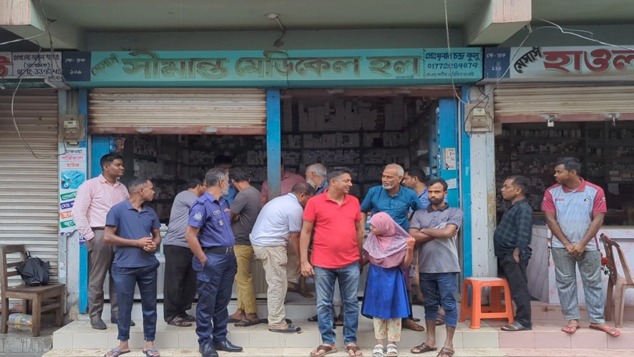 মঠবাড়িয়ায় নকল মেডিকেটেড সাবান বিক্রির দায়ে ফার্মেসিকে জরিমানা
