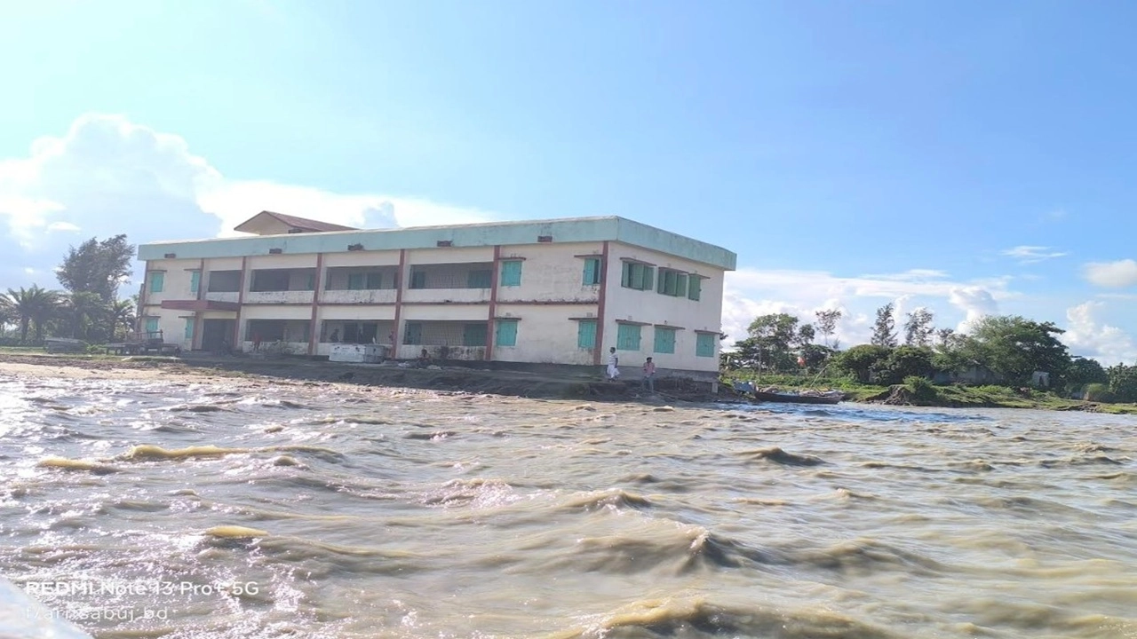 হাতিয়ার সঙ্গে সারা দেশের নৌ যোগাযোগ বন্ধ