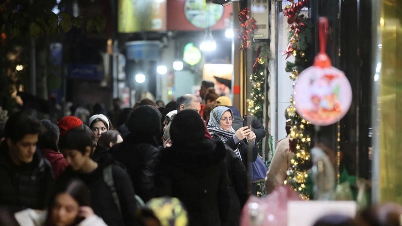 প্রতি দুই মাসে একবার দোকান থেকে মৌলিক পণ্য বাকিতে কিনতে পারবে ইরানিরা।