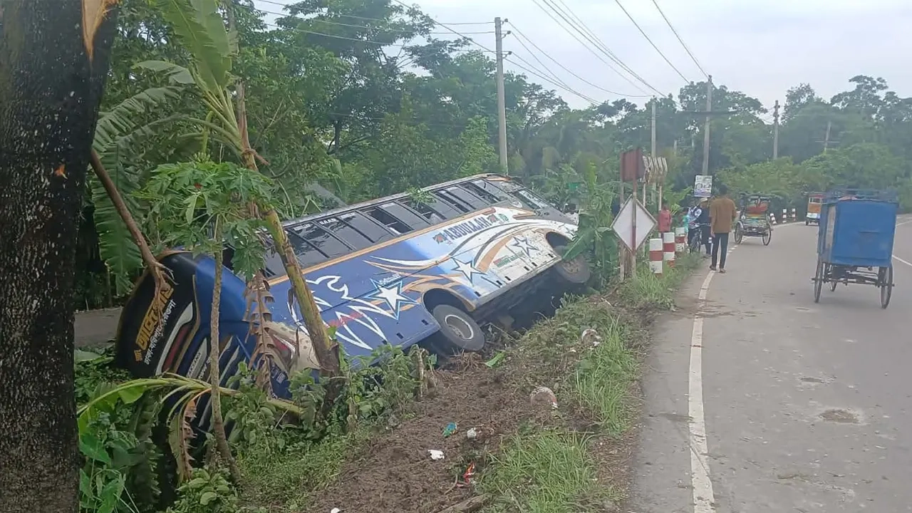 ঝালকাঠিতে যাত্রীবাহী বাস খাদে পড়ে অন্তত ২০ জন হওয়ার ঘটনা ঘটেছে
