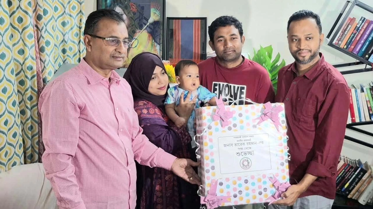 যশোরের সেই শিশুর জন্যে উপহার পাঠালেন প্রধানমন্ত্রী 