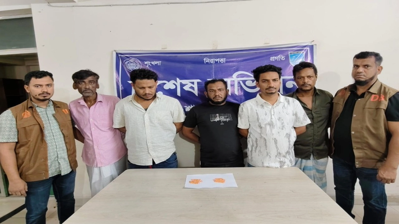 সাভারে ডিবির পৃথক অভিযানে ইয়াবাসহ ৫জন গ্রেফতার