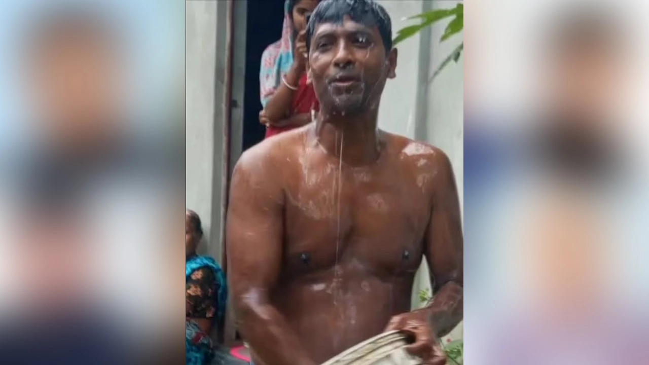 দুই সন্তানের জনকের দুধ দিয়ে গোসল