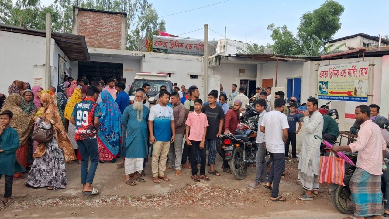 পীরগঞ্জে অতিরিক্ত রক্তক্ষরণে প্রসূতি মাতার মৃত্যু, ক্লিনিক ঘেড়াও
