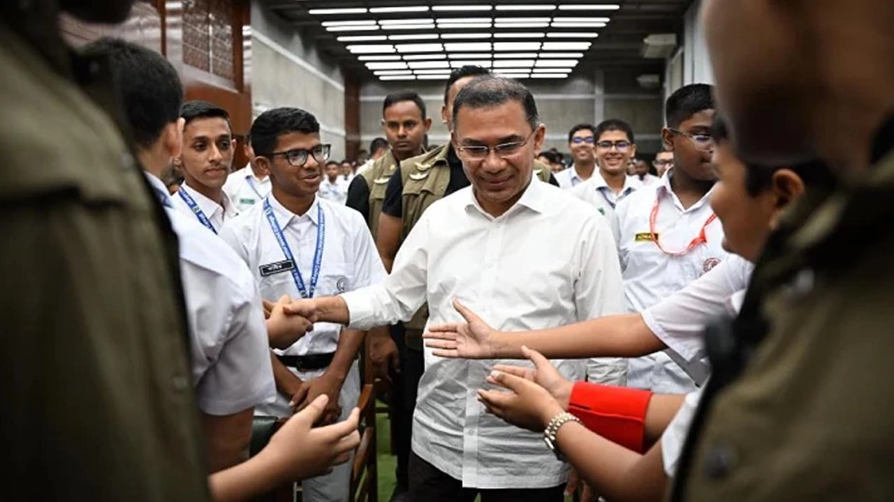 প্রধানমন্ত্রী তারেক রহমান শিক্ষার্থীদের সাথে শুভেচ্ছা বিনিময় করেন।