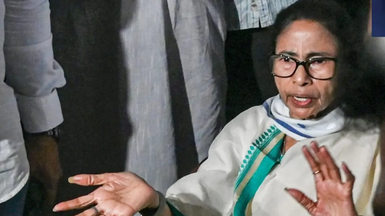 ইভিএমে কারচুপির শঙ্কায় স্ট্রং রুম পাহারা দিলেন মমতা ব্যানার্জি