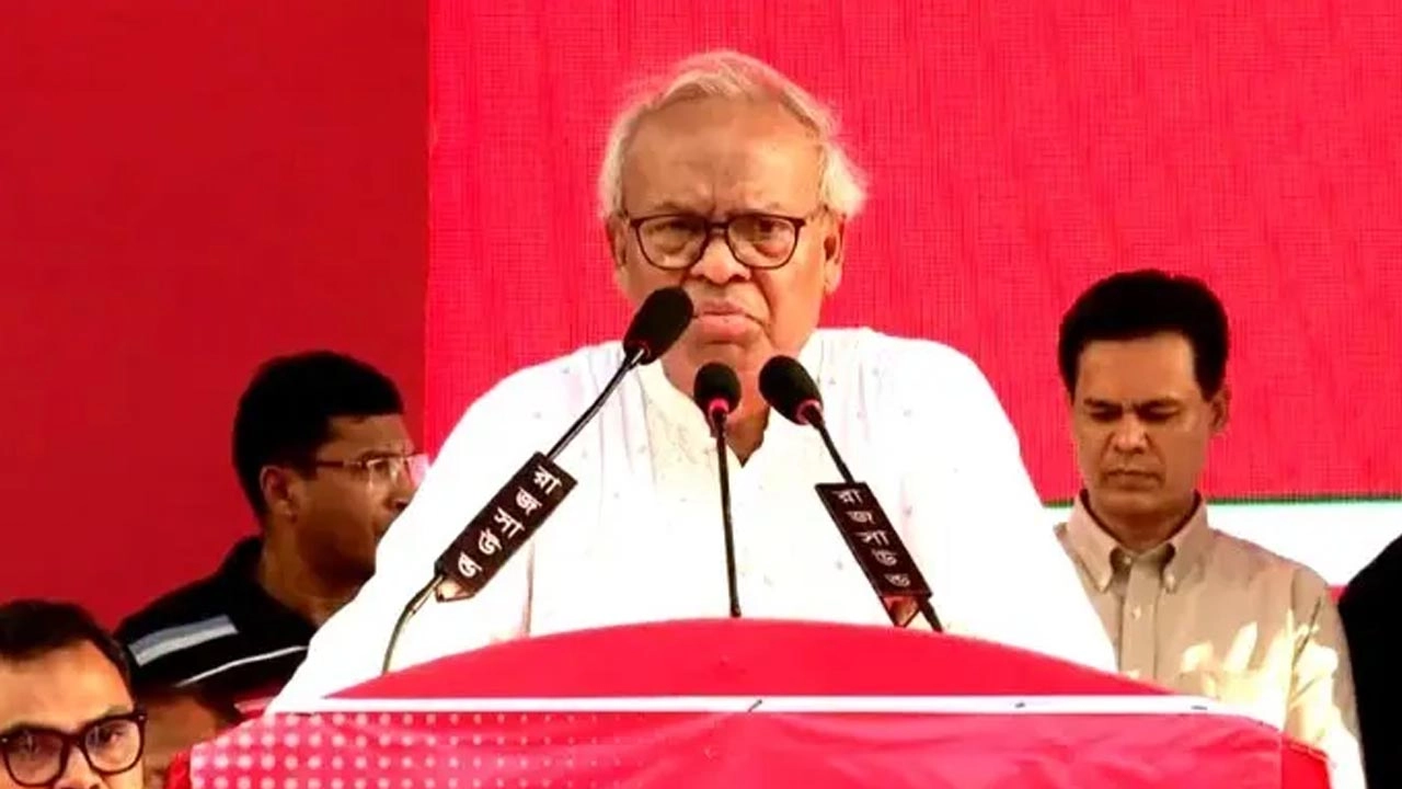 সমাবেশে বক্তব্য দিচ্ছেন বিএনপির সিনিয়র যুগ্ম মহাসচিব অ্যাডভোকেট রুহুল কবির রিজভী।