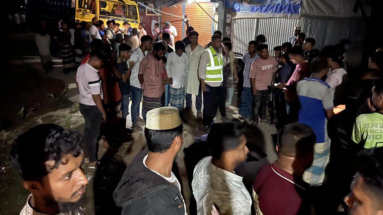 ক্ষুব্ধ জনতা ট্রাকটিতে ভাঙচুর করে চালকসহ তিনজনকে গণপিটুনি দেয়।
