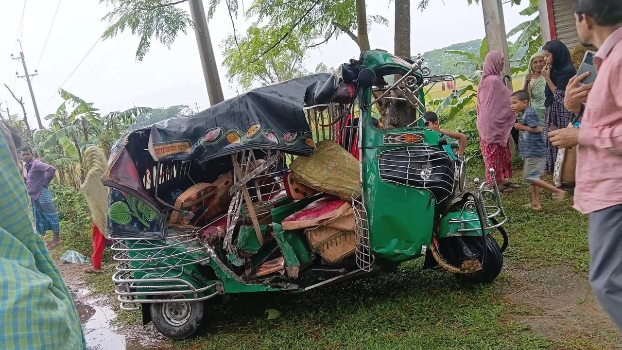 দুর্ঘটনা কবলিত সিএনজি।