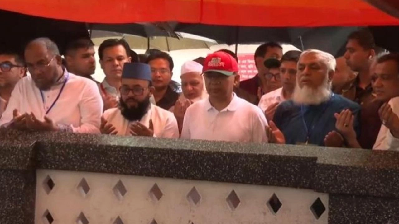 হযরত শাহজালাল (র.)-এর কবর জিয়ারত করেছেন প্রধানমন্ত্রী তারেক রহমান।