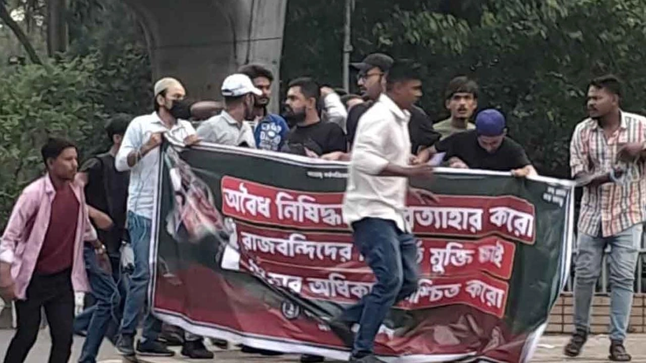 টিএসসিতে রাজু ভাস্কর্যের পাদদেশে ঝটিকা মিছিল করেছে নিষিদ্ধ ঘোষিত ছাত্রলীগ।
