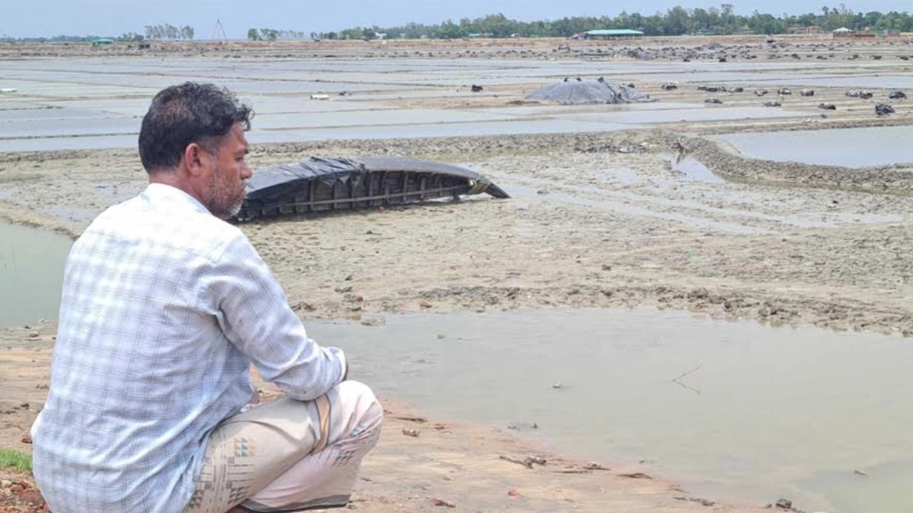 মাঠের এক কোণে বসে আছেন এক লবনচাষী।