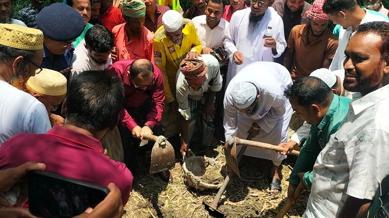 আমতলীতে খাল খনন কাজের উদ্বোধন