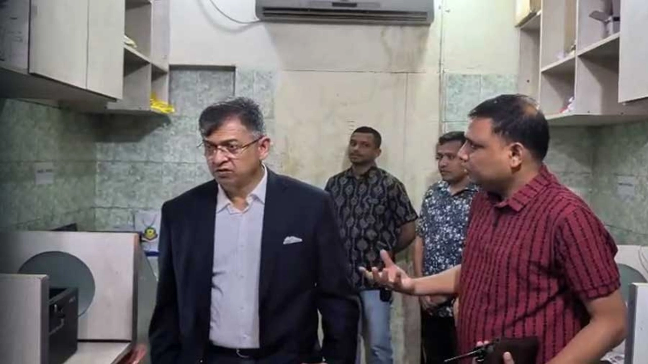 রমনা মডেল থানা পরিদর্শনকালে স্বরাষ্ট্রমন্ত্রী সালাহউদ্দিন আহমদ