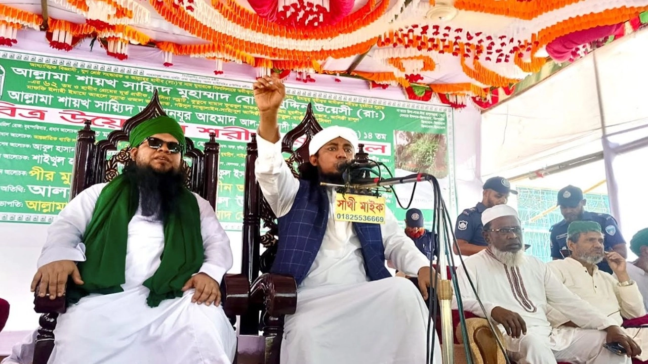 চাঁদপুরের মতলব উত্তর উপজেলার ফরাজীকান্দি দরবার শরীফে পবিত্র উয়েস্বাল শরীফ মাহফিলে প্রধান আলোচক মুফতী গিয়াস উদ্দীন আত-ত্বাহেরীর বয়ান দিচ্ছেন।