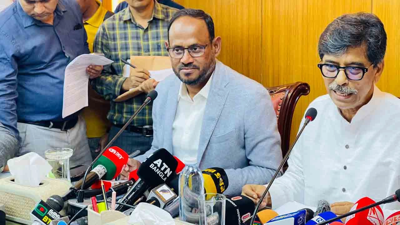 বক্তব্য রাখছেন  মৎস্য ও প্রাণিসম্পদ মন্ত্রী আমিন-উর রশীদ