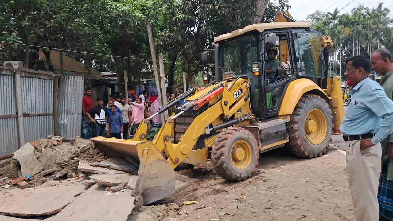 চাঁদপুর শহরের ইকরা মডেল একাডেমির পাশে সড়ক বিভাগের অবৈধ স্থাপনা উচ্ছেদ।