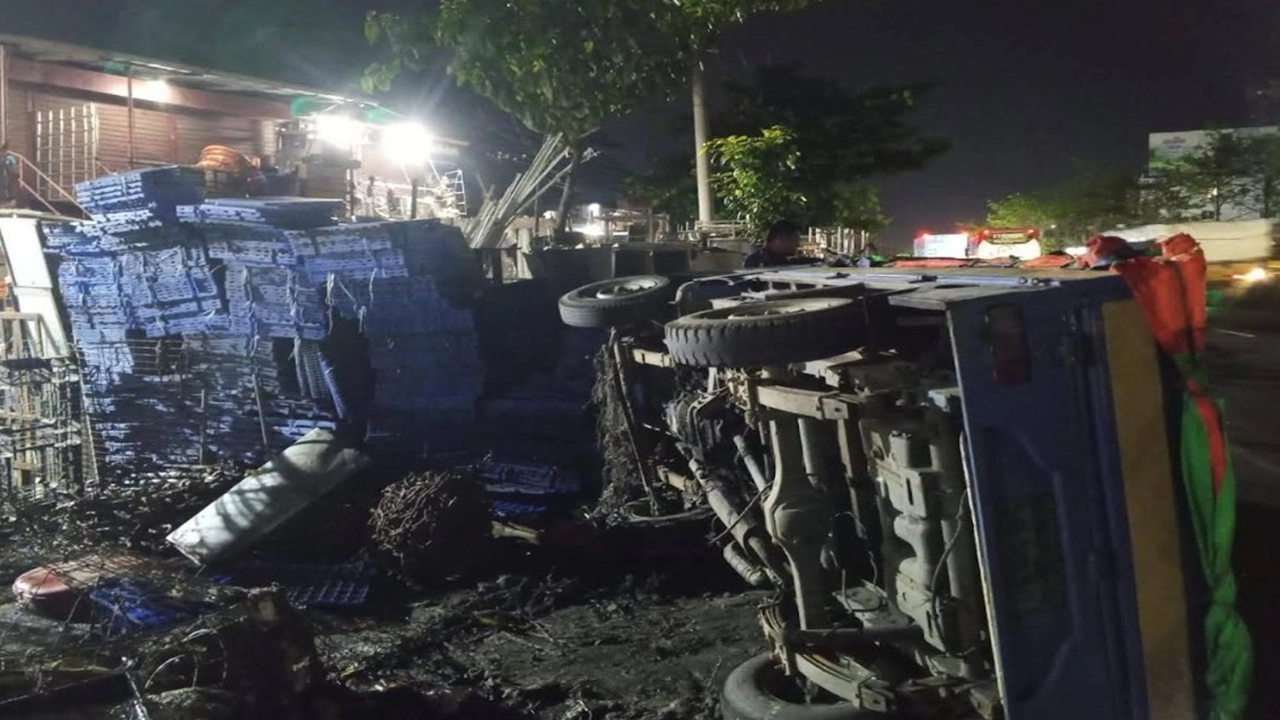 সীতাকুণ্ডে নিয়ন্ত্রণহীন পিকআপের ধাক্কায় পথচারীর মর্মান্তিক মৃত্যু