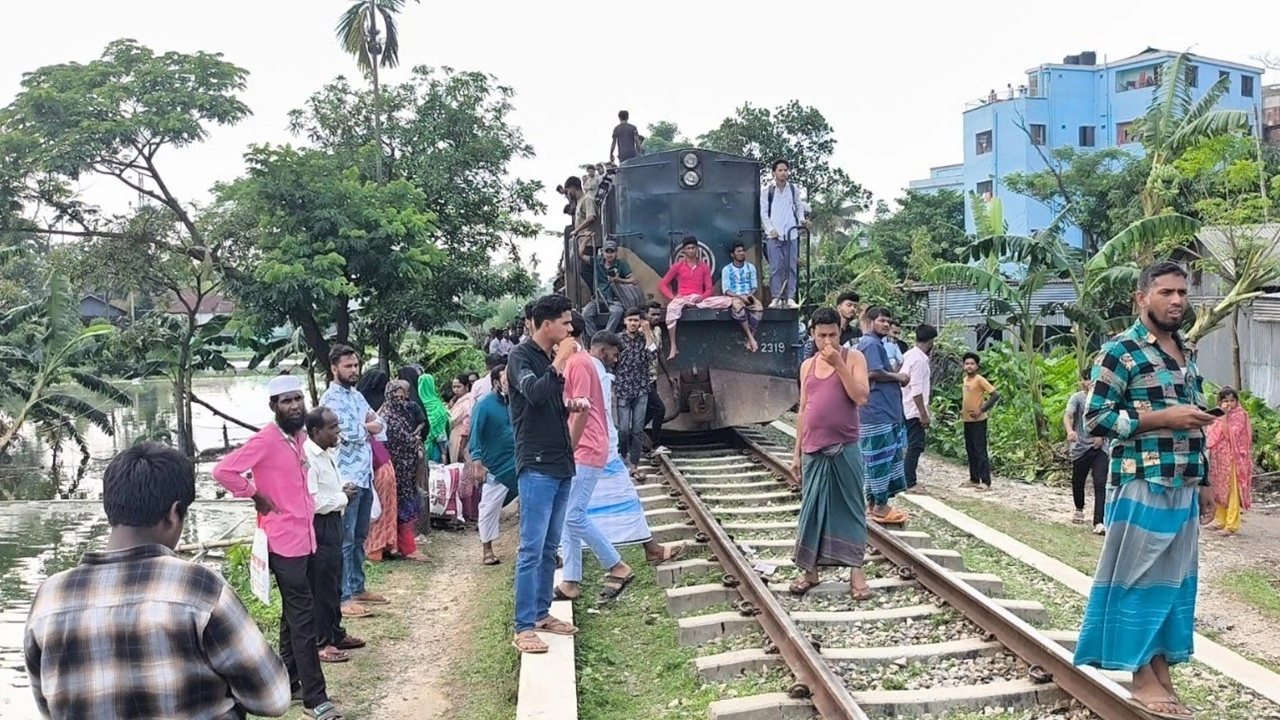 জামালপুরে জলাবদ্ধতার প্রতিবাদে রেলপথ অবরোধ করে বিক্ষোভ