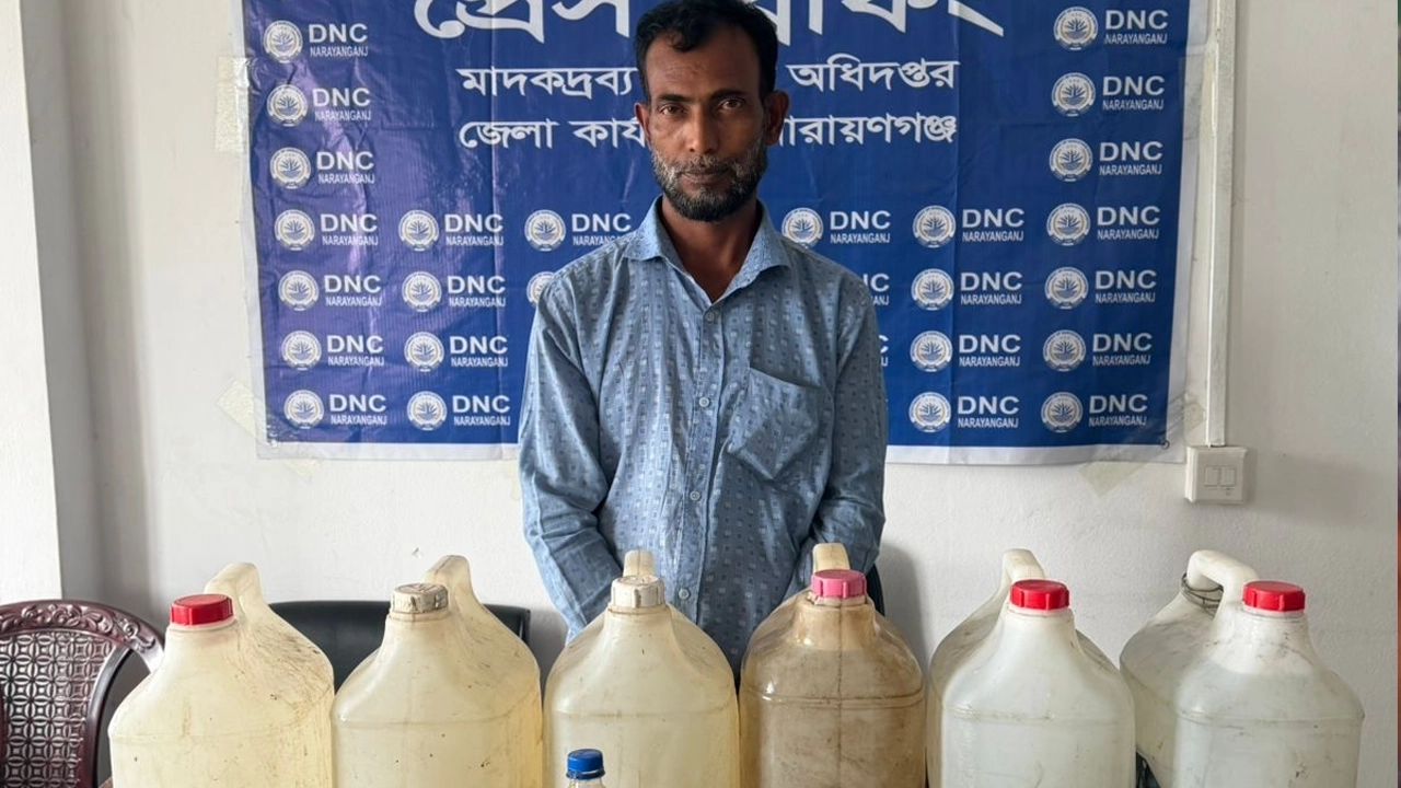 নারায়ণগঞ্জে বিপুল পরিমান চোলাইমদসহ আটক ব্যক্তি