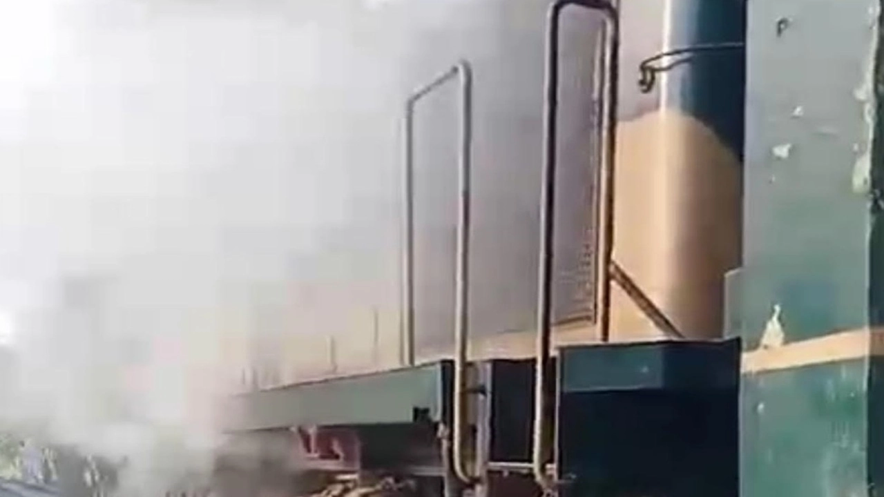 হাতীবান্ধায় চলন্ত ট্রেনের ইঞ্জিনে আগুন