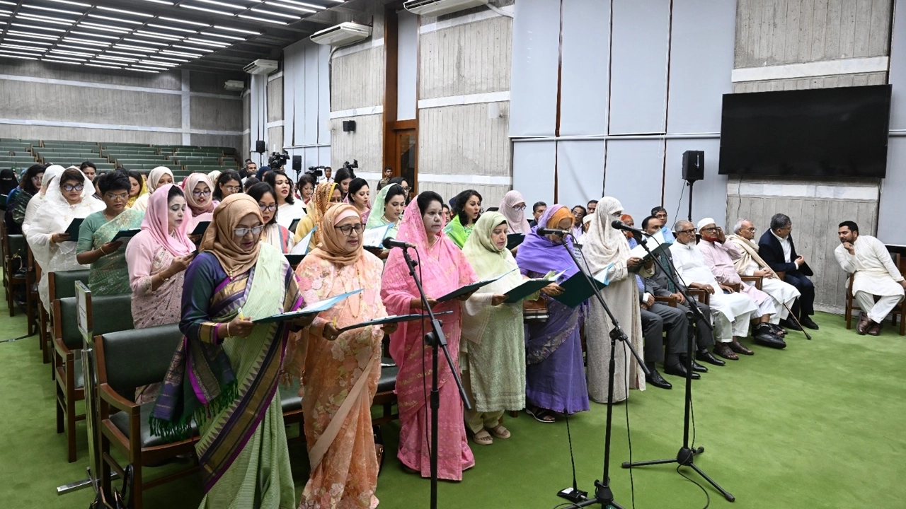 সংরক্ষিত নারী আসনের সদস্যদের শপথ গ্রহণ অনুষ্ঠান