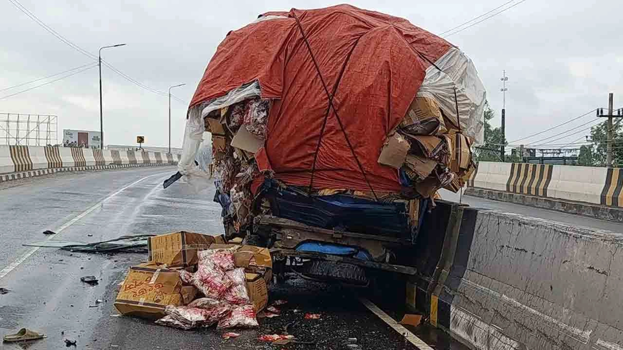 ঢাকা-টাঙ্গাইল-যমুনা সেতু মহাসড়কে ট্রাক পিকআপ ভ্যানের সংঘর্ষ