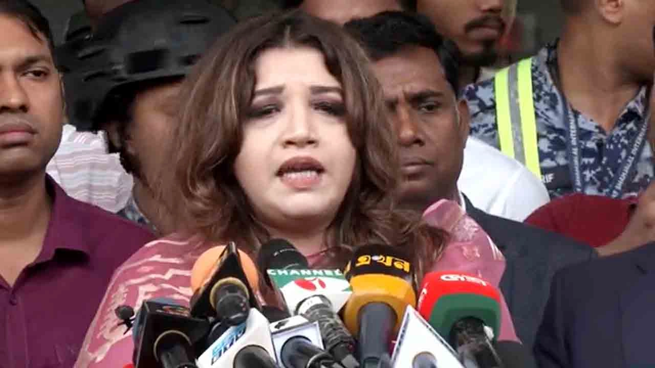 হযরত শাহজালাল আন্তর্জাতিক বিমানবন্দরে সাংবাদিকদের সঙ্গে কথা বলছেন পররাষ্ট্র প্রতিমন্ত্রী শামা ওবায়েদ।