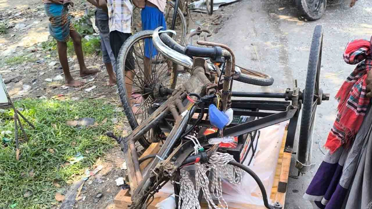 বাসের ধাক্কায় দুমড়ে মুচড়ে যাওয়া ভ্যান