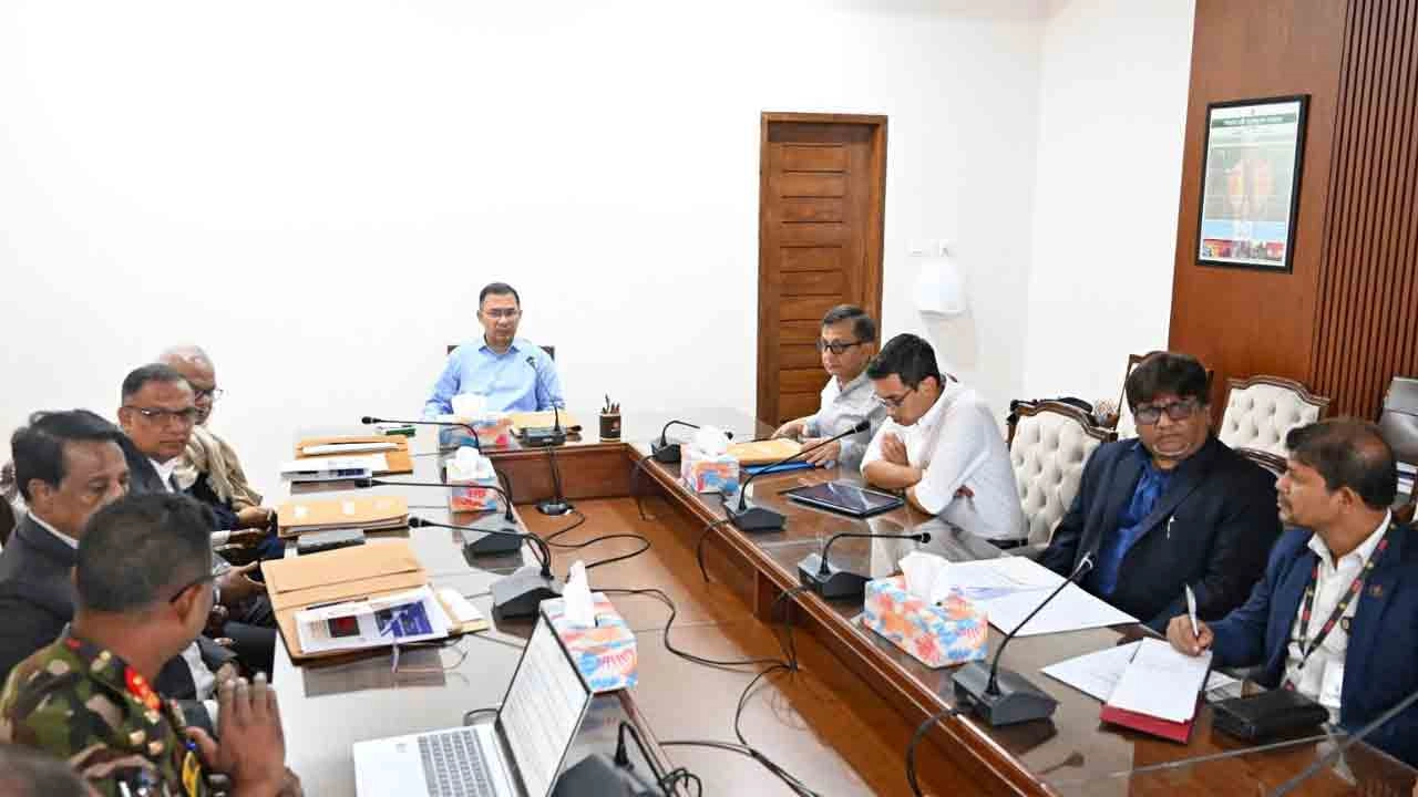 সচিবালয়ে মন্ত্রিপরিষদ বিভাগে প্রধানমন্ত্রীর কার্যালয়ে বৈঠকে প্রধানমন্ত্রী তারেক রহমান