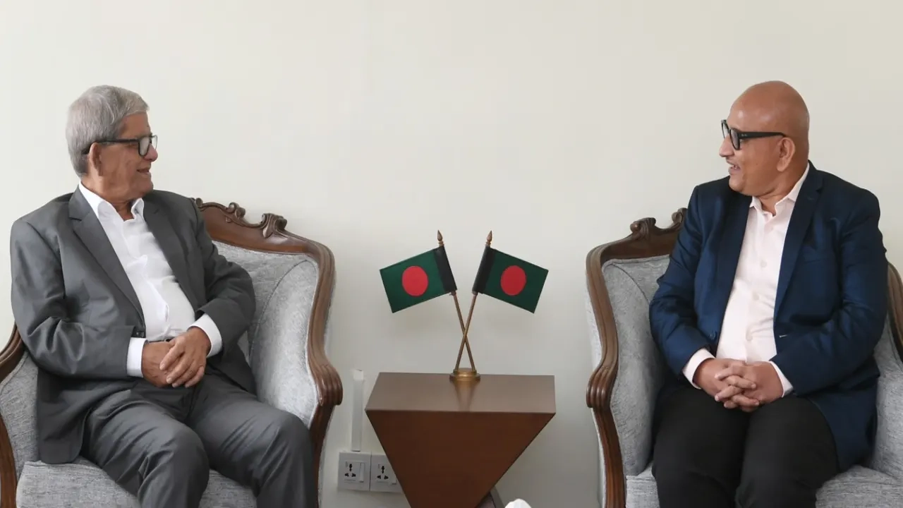 মির্জা ফখরুল ইসলাম আলমগীরের সঙ্গে সাক্ষাৎ করেছেন এশিয়া ও প্রশান্ত মহাসাগরীয় অঞ্চলের সমন্বিত পল্লী উন্নয়ন কেন্দ্র (সিরডাপ)-এর মহাপরিচালক ড. পি চন্দ্র শেখরা