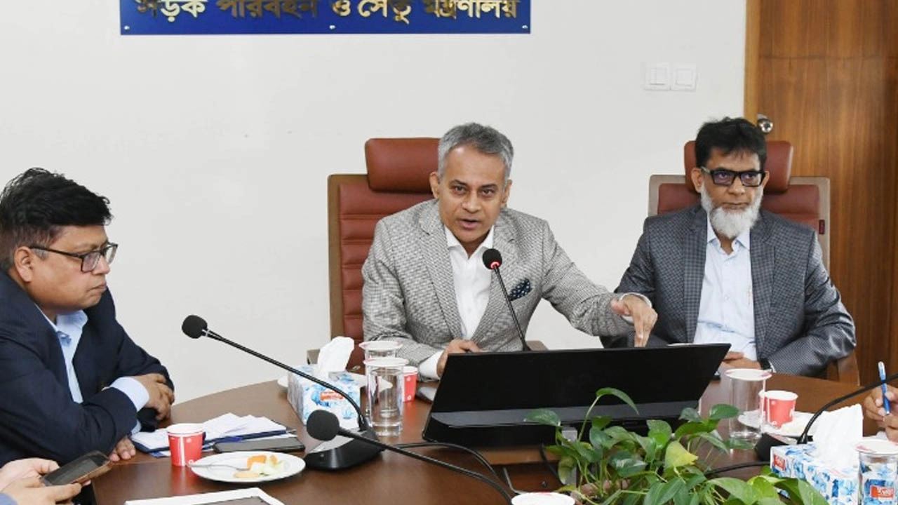 কথা বলছেন সড়ক পরিবহন মন্ত্রী শেখ রবিউল আলম।