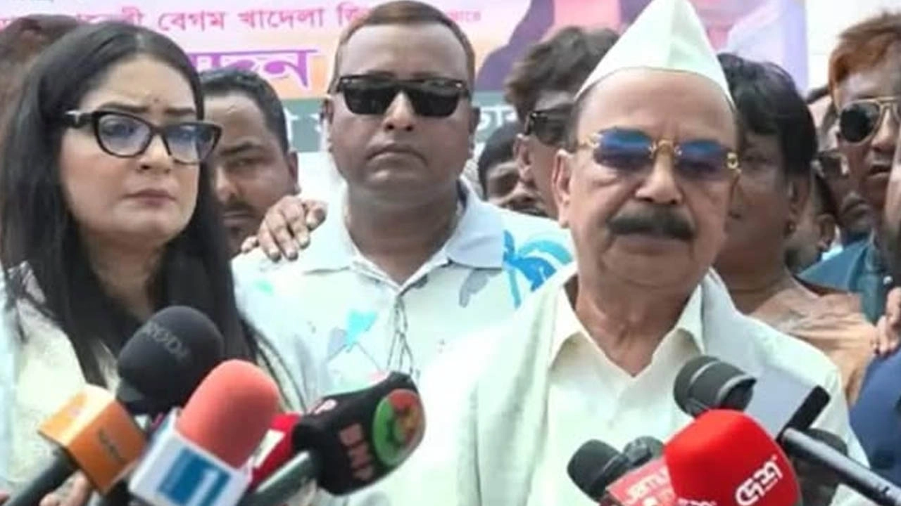 সাংবাদিকদের সঙ্গে কথা বলছেন বিএনপির স্থায়ী কমিটির সদস‍্য গয়েশ্বর চন্দ্র রায়।