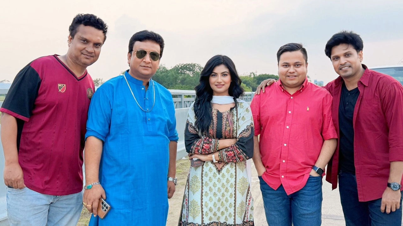 ‘হিয়ার মাঝে’ নাটকের টিম। ছবি : সংগৃহীত।