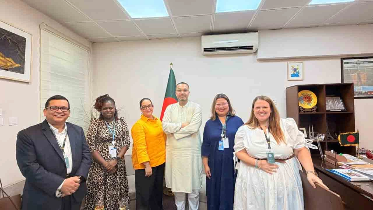 প্রধানমন্ত্রীর উপদেষ্টা মাহদী আমিনের সঙ্গে সাক্ষাৎ করেন বিশ্ব খাদ্য কর্মসূচি (ওয়ার্ল্ড ফুড প্রোগ্রাম) বাংলাদেশের কান্ট্রি ডিরেক্টর সিমোন লওসন পার্চমেন্ট