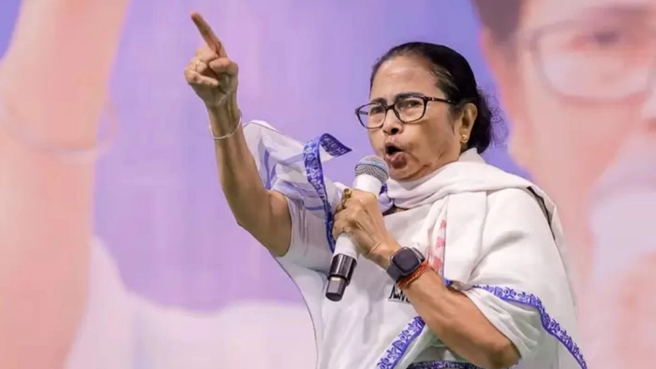 পশ্চিমবঙ্গের বিদায়ী মুখ্যমন্ত্রী মমতা বন্দোপধ্যায়
