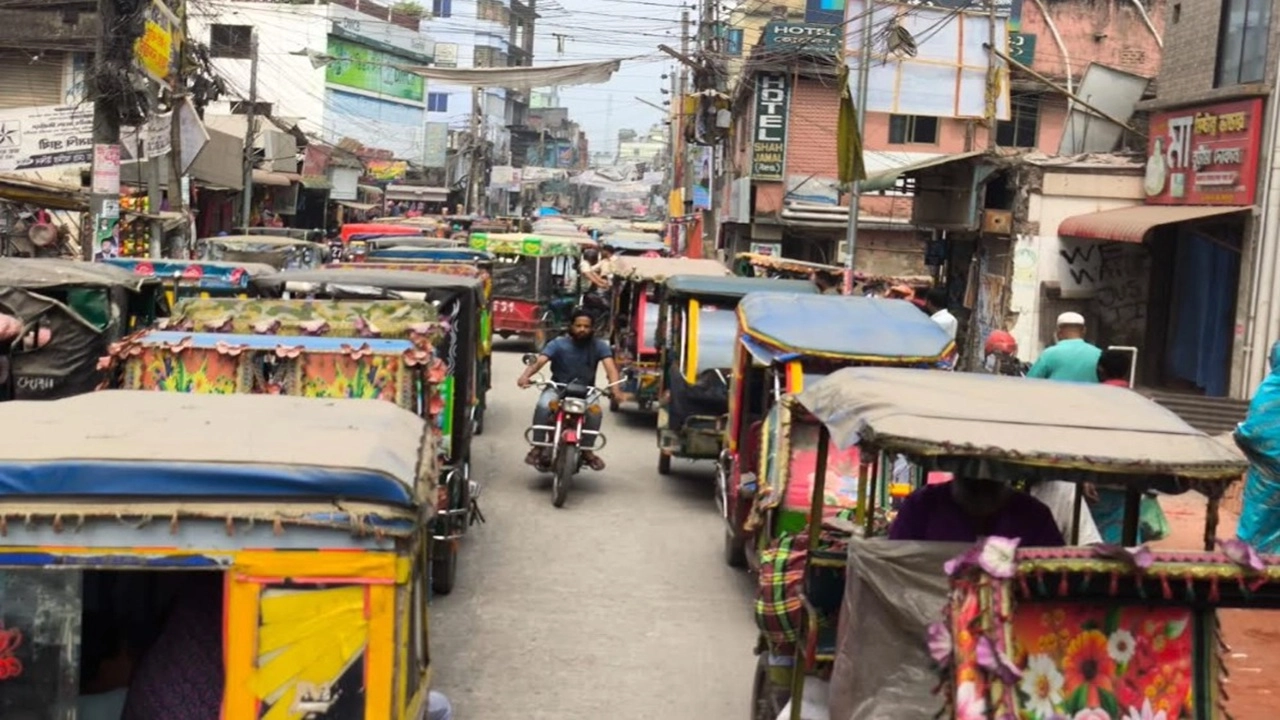 ব্যাটারিচালিত অটোরিকশায় বিশৃঙ্খল জামালপুর
