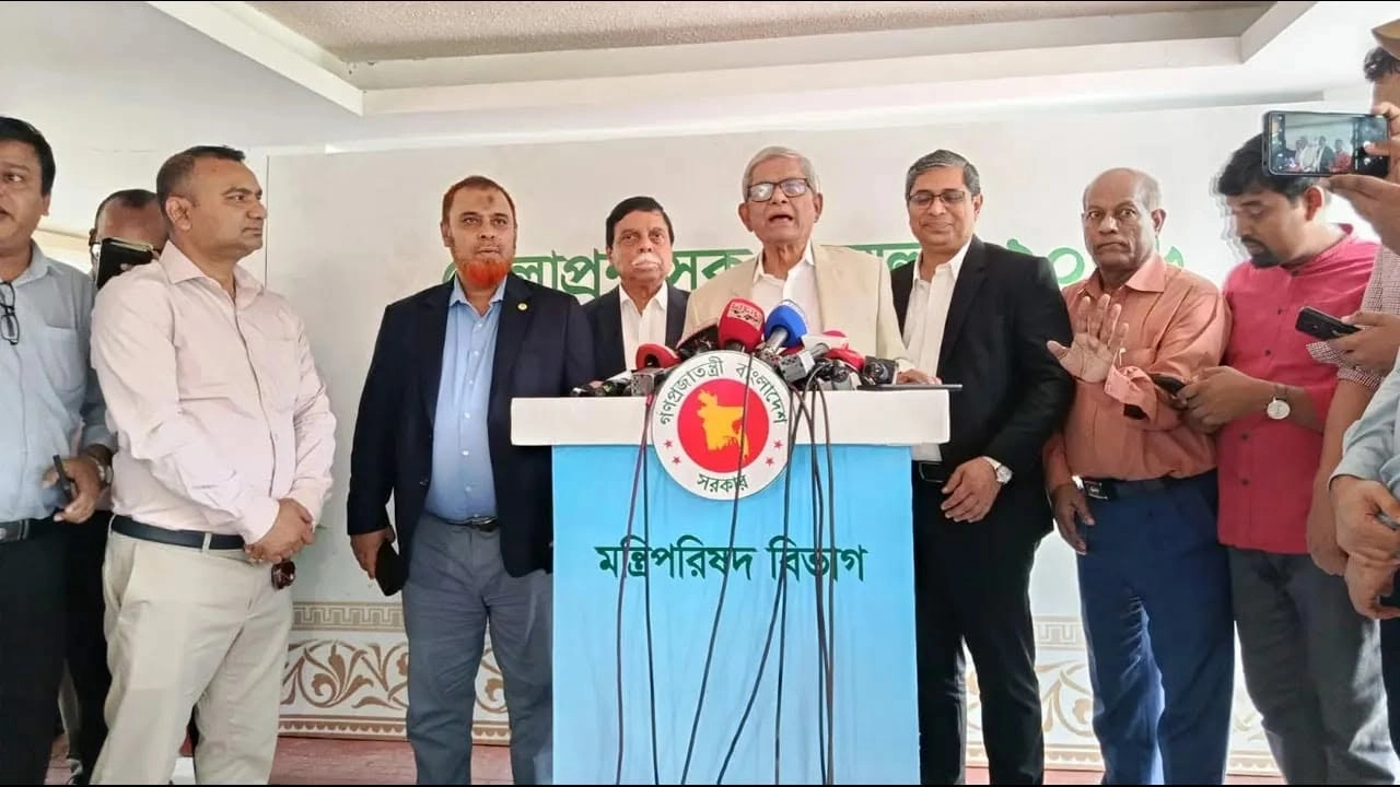 ডিসি সম্মেলনে স্থানীয় সরকার, পল্লী উন্নয়ন ও সমবায় মন্ত্রী মির্জা ফখরুল ইসলাম আলমগীর