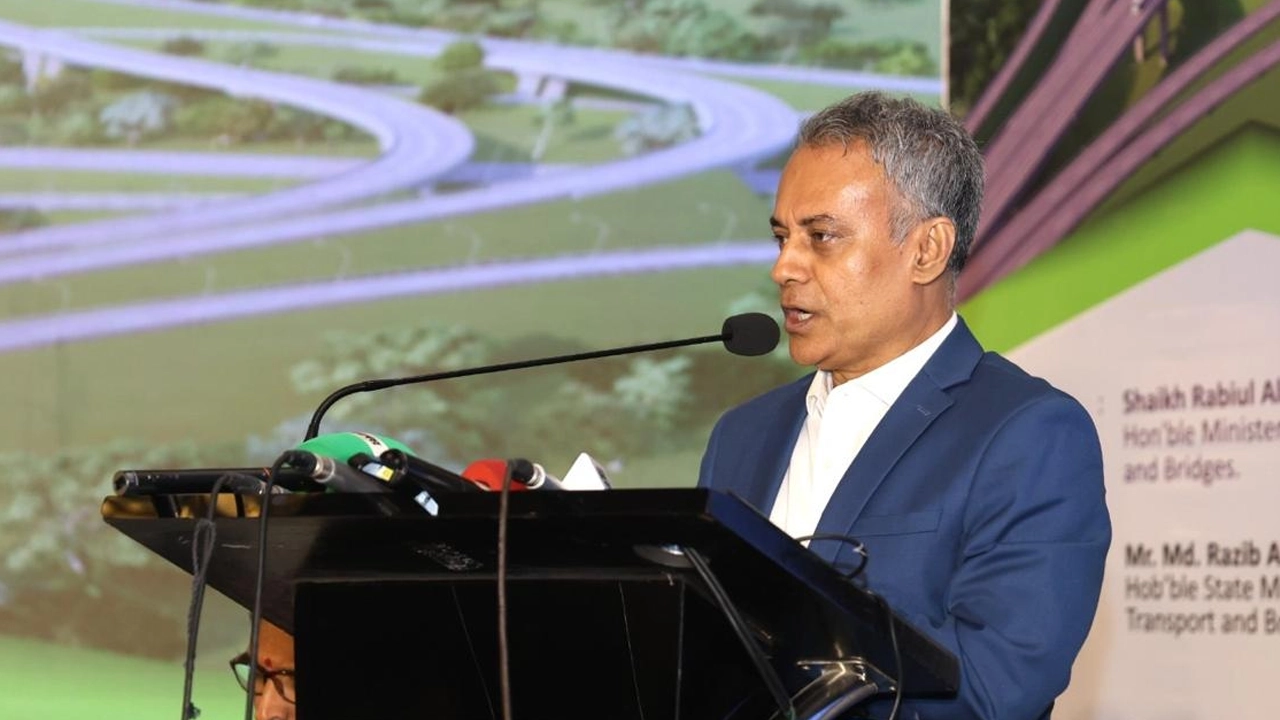 রাজধানীর প্যান প্যাসিফিক সোনারগাঁও হোটেলে আয়োজিত এক উচ্চপর্যায়ের স্টেকহোল্ডার কনসালটেশন কর্মশালায় সড়ক পরিবহন ও সেতুমন্ত্রী শেখ রবিউল আলম